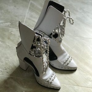 Chain reaction shoe boot